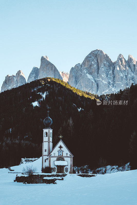Val Di Funes教堂在冬季白云石阿尔卑斯山